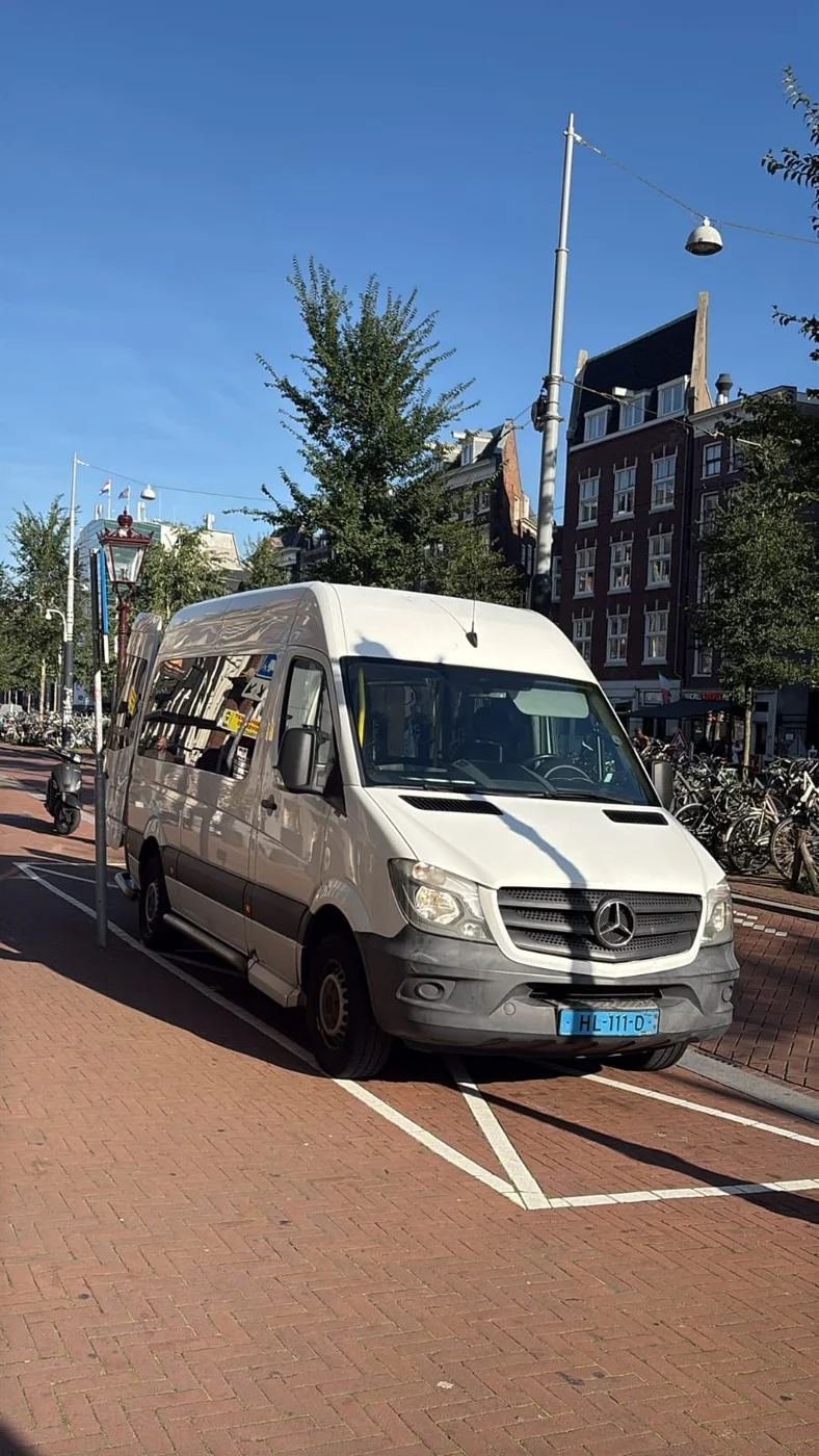 Grote witte bus voor groepsvervoer met maximaal 20 personen