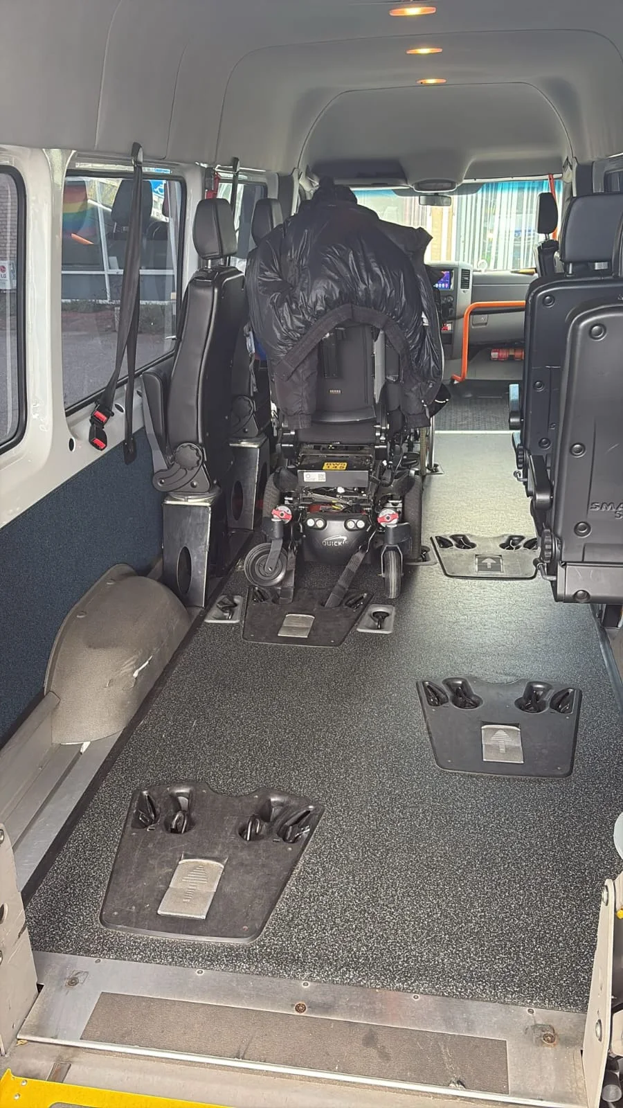 Interieur van de aangepaste taxibus met ruimte voor rolstoelvervoer